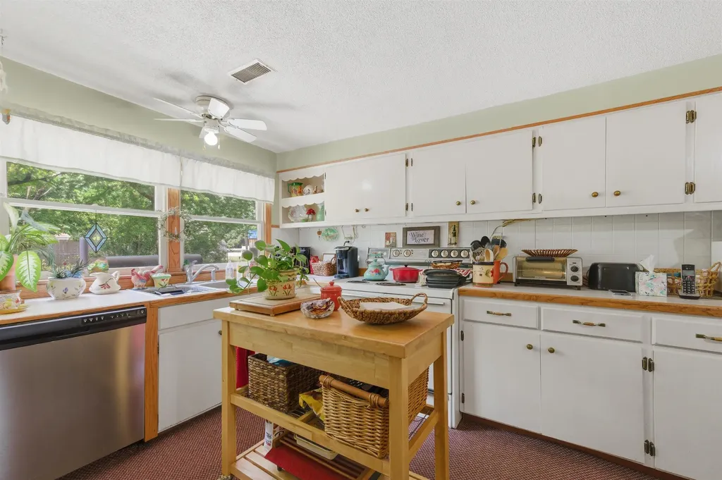 137 N Davidson Avenue Bentley KS 67016