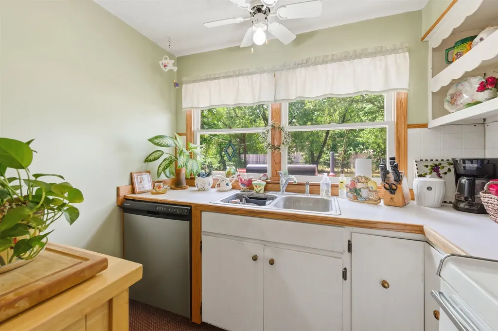 137 N Davidson Avenue Bentley KS 67016