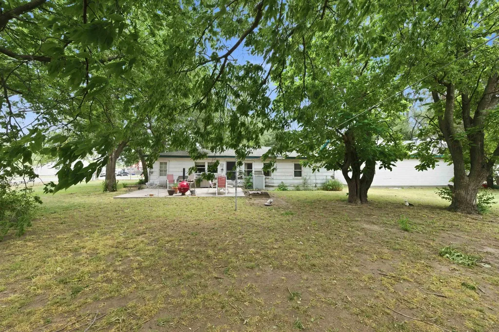 137 N Davidson Avenue Bentley KS 67016