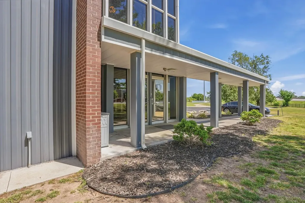 3000 W Kellogg Drive Wichita KS 67213-2204