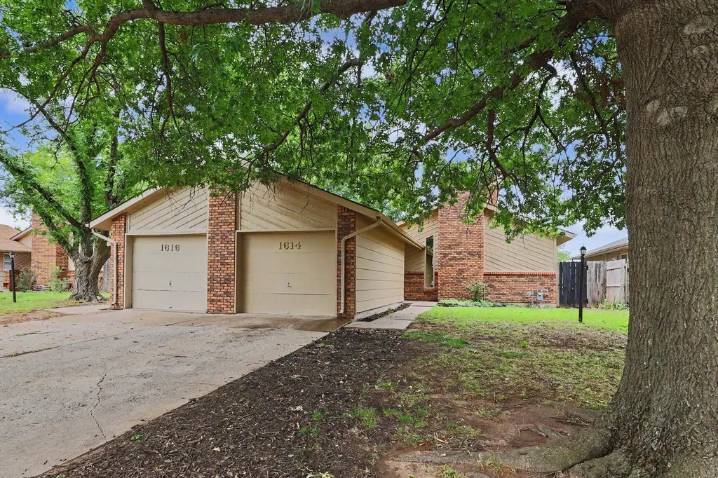 1614 N Brunswick Lane Wichita KS 67212