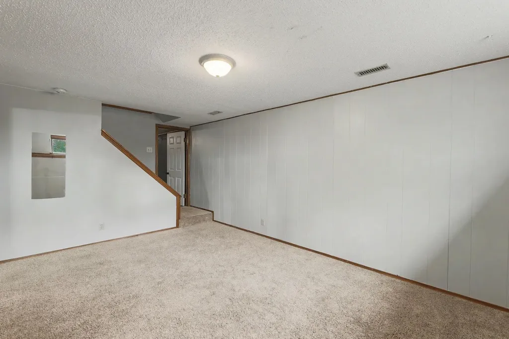 1614 N Brunswick Lane Wichita KS 67212