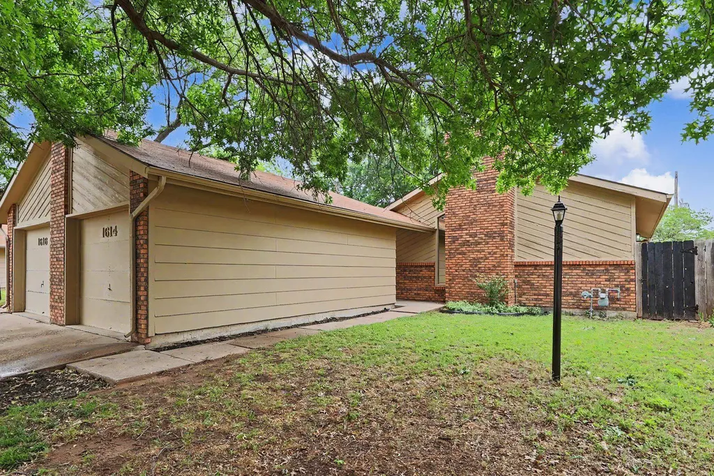 1614 N Brunswick Lane Wichita KS 67212