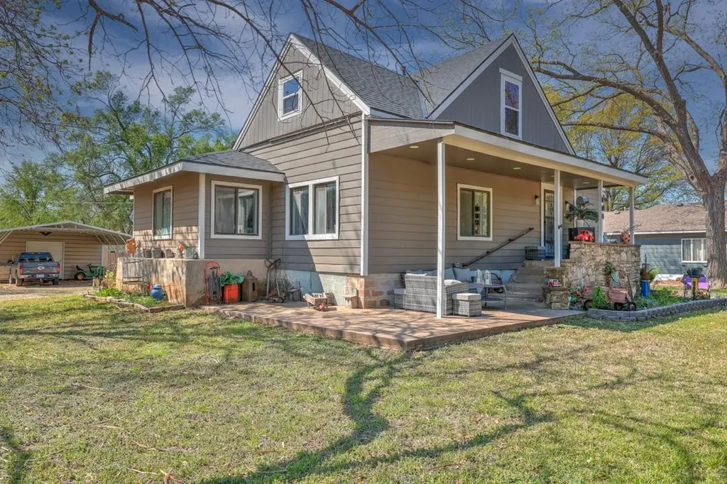 721 E 17th Winfield KS 67156