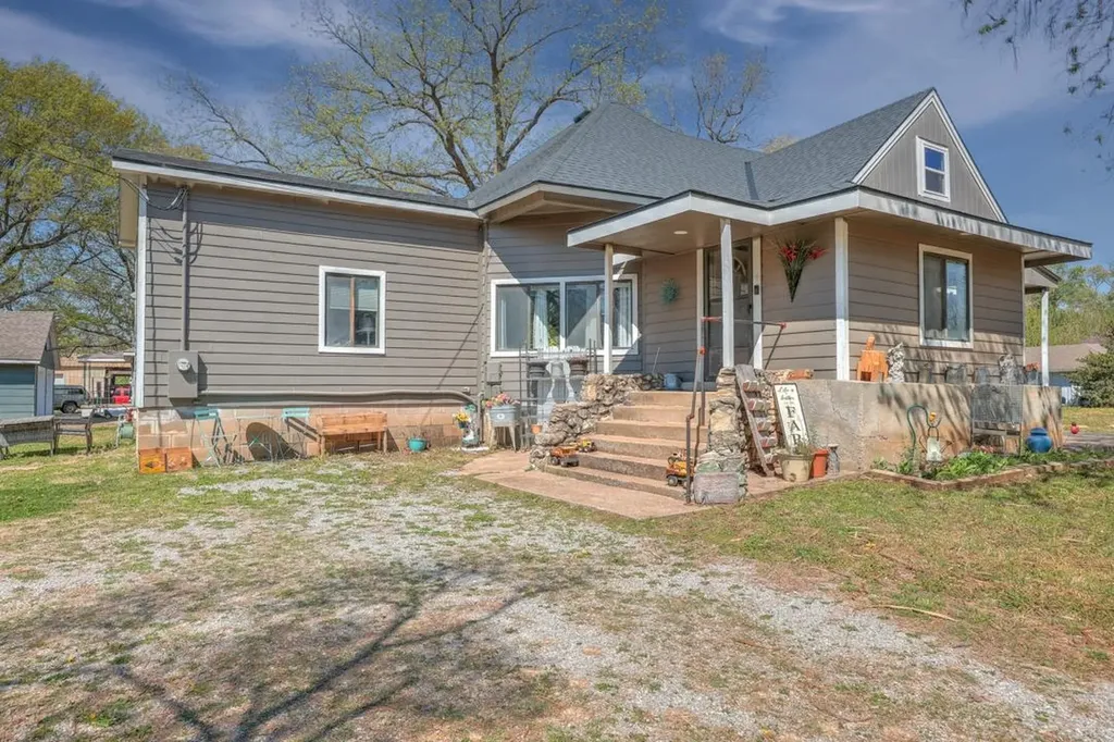 721 E 17th Winfield KS 67156