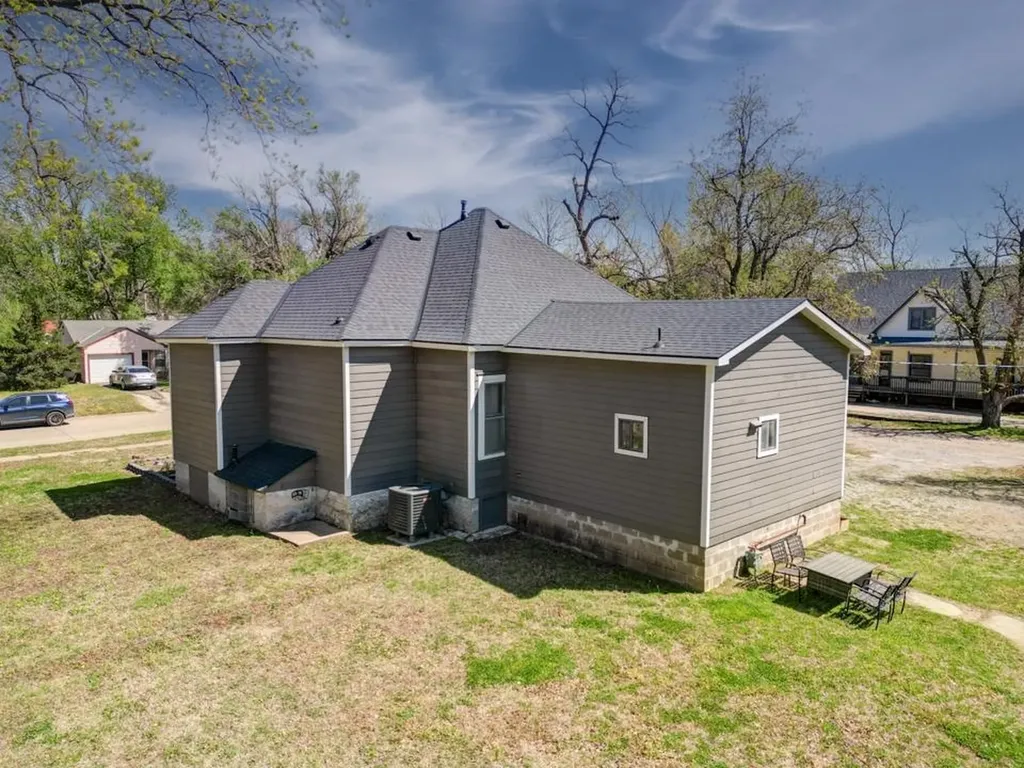 721 E 17th Winfield KS 67156