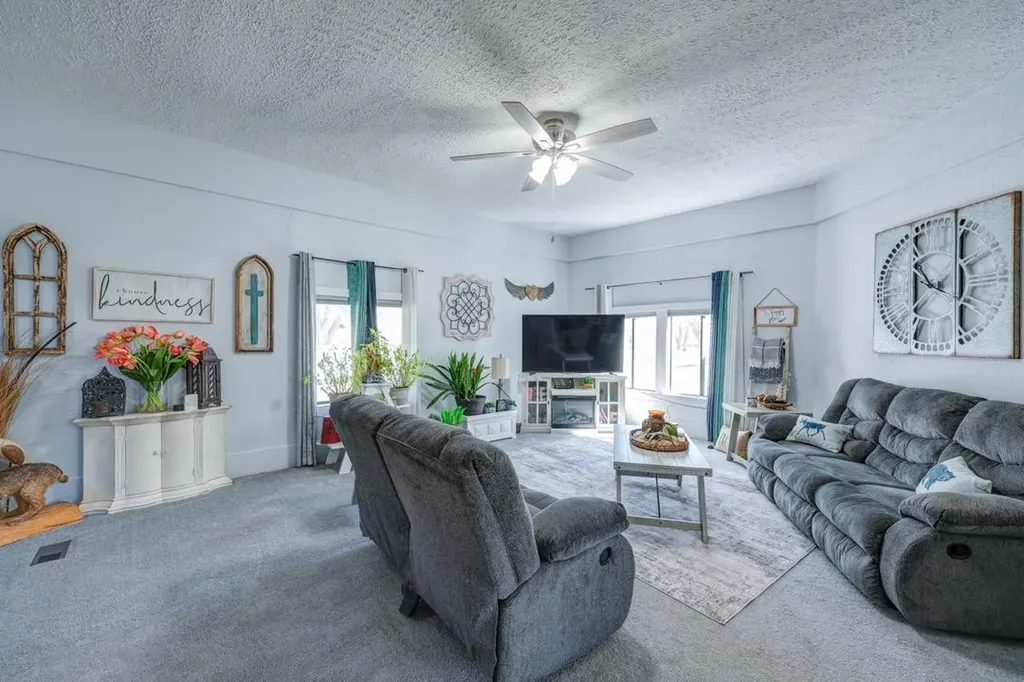 721 E 17th Winfield KS 67156