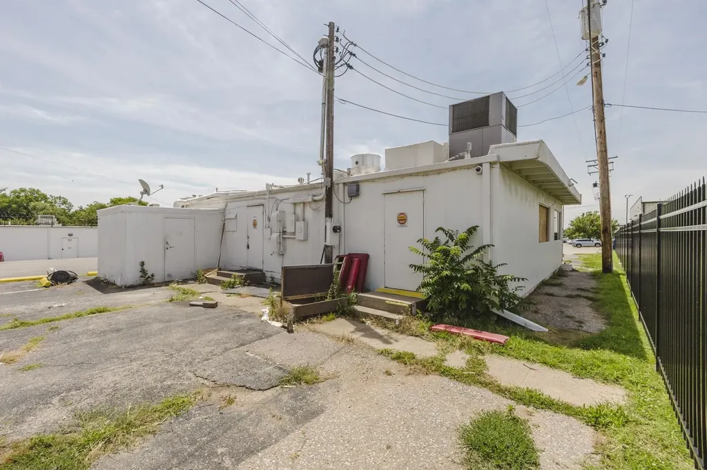 4834 E Lincoln Wichita KS 67218