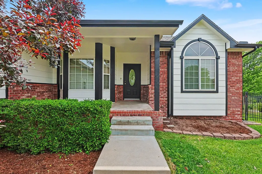 1323 S Threewood Street Wichita KS 67235