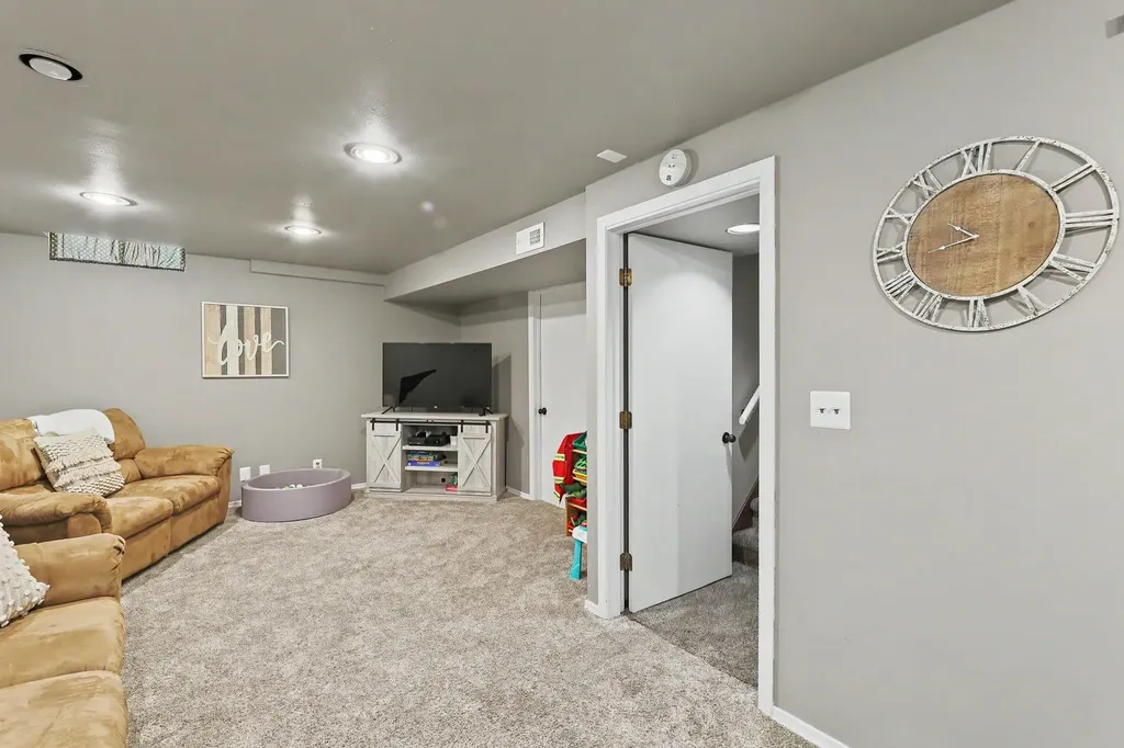 416 N Dexter Valley Center KS 67147