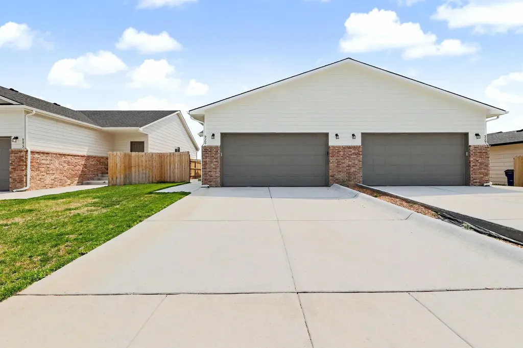 9269 E Fox Pointe Bel Aire KS 67226