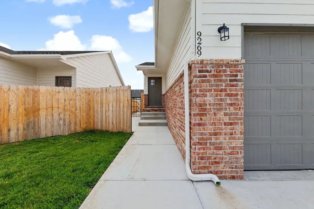 9269 E Fox Pointe Bel Aire KS 67226