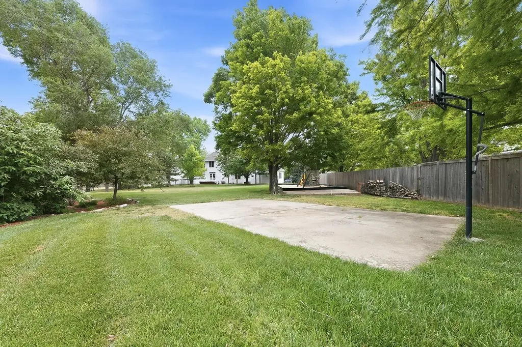 1603 N Woodridge Court Wichita KS 67206