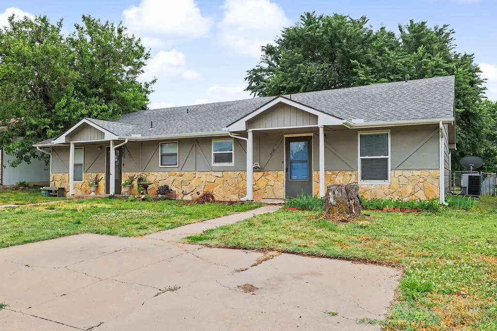 809-811 E 2nd Street Douglass KS 67039
