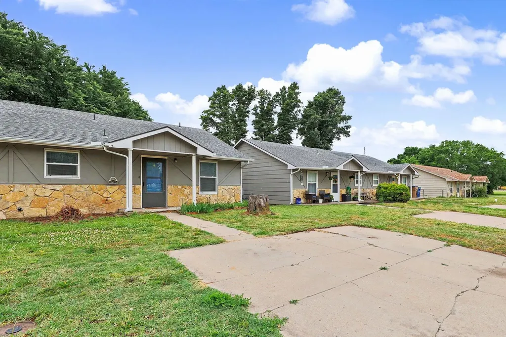 809-811 E 2nd Street Douglass KS 67039