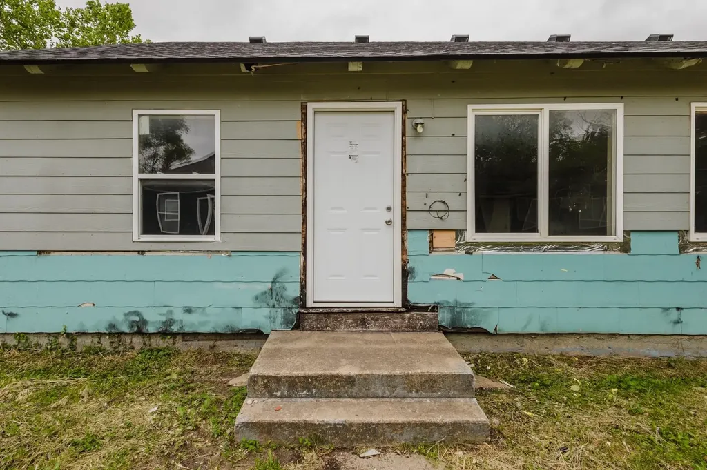 729 Sylvan Wichita KS 67218