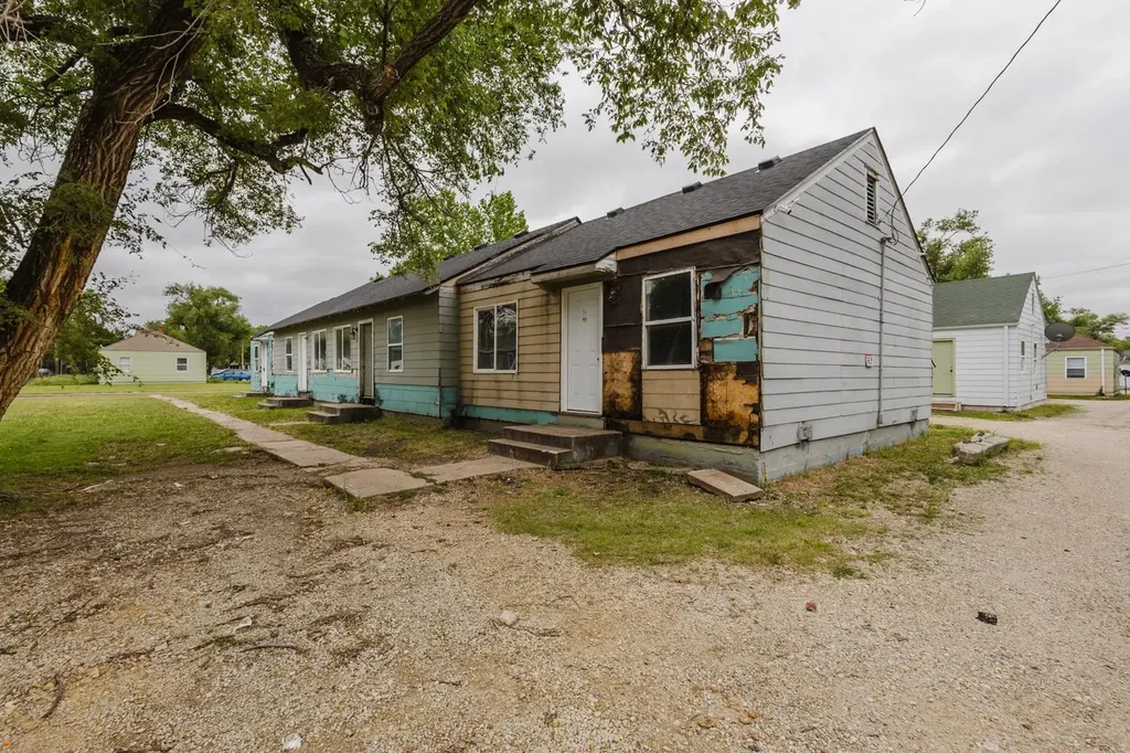 729 Sylvan Wichita KS 67218