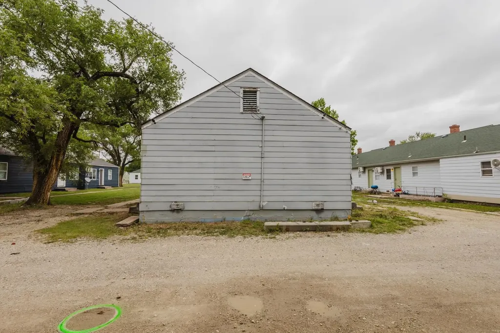 729 Sylvan Wichita KS 67218