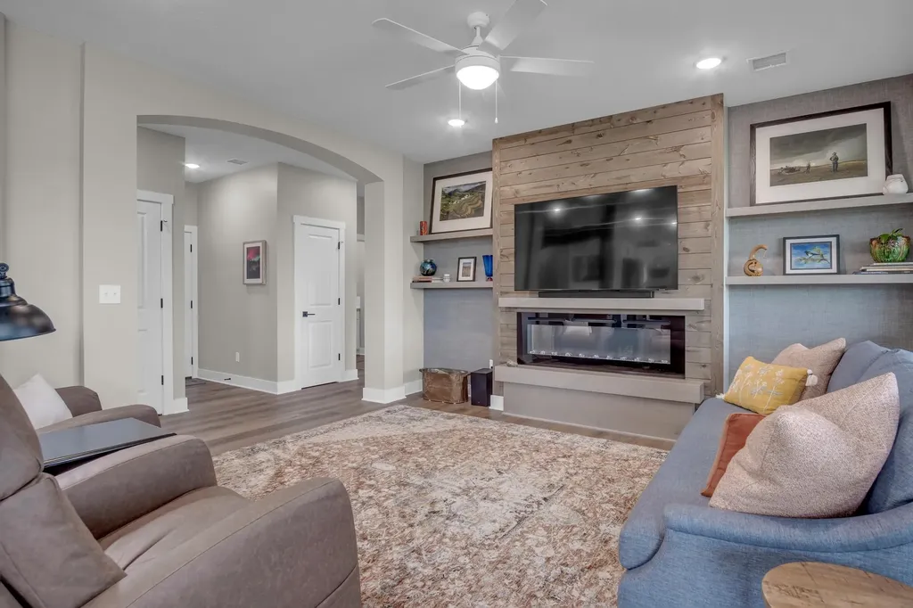 1717 Casey Newton KS 67114