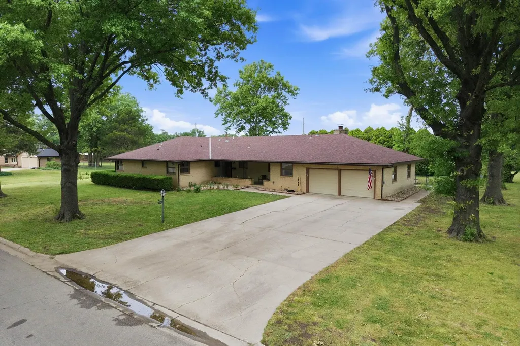 1701 N Sunset Drive Augusta KS 67010