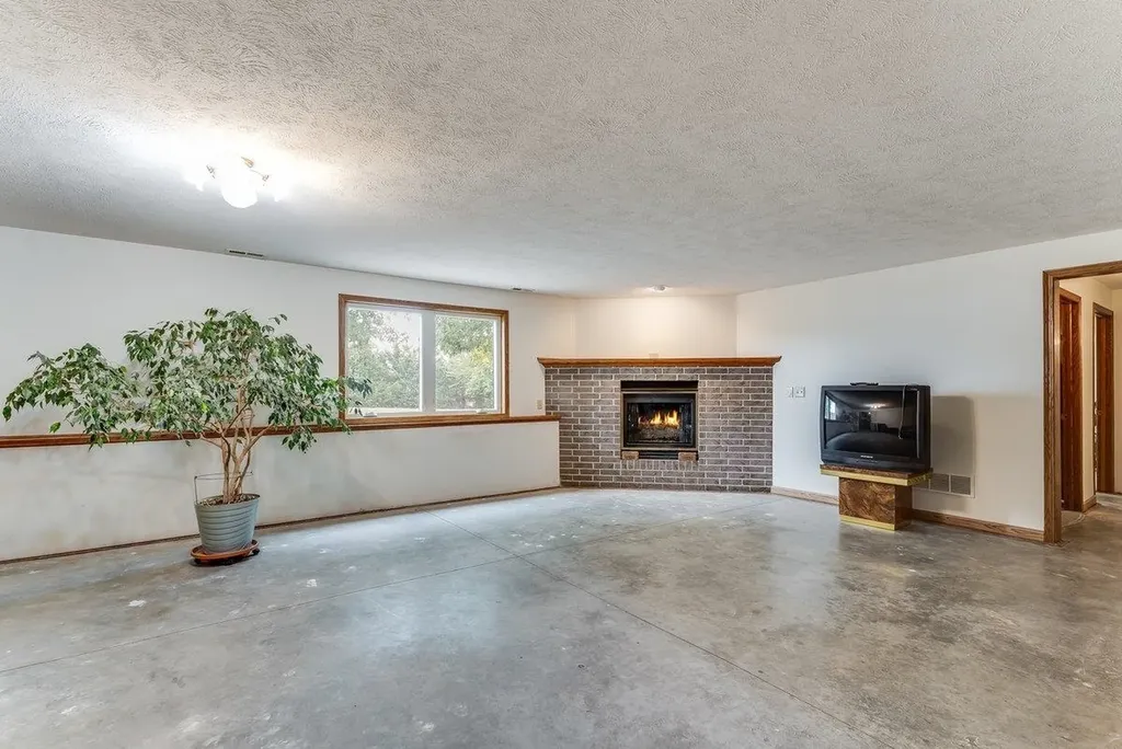 9202 N Plum Street Hutchinson KS 67502