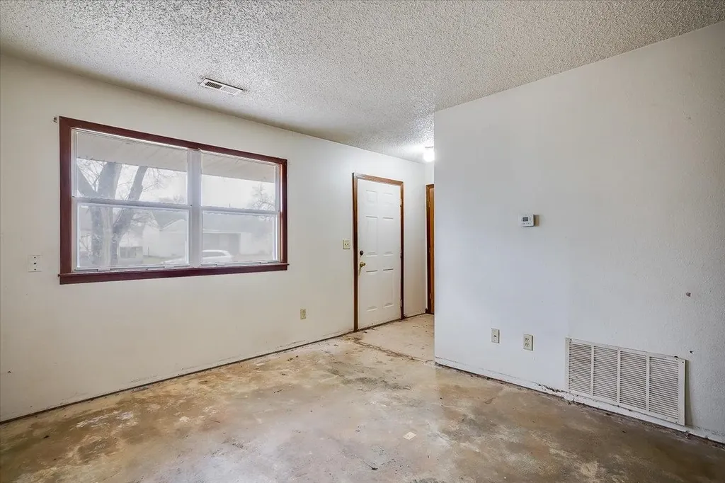 828 N Poplar Wichita KS 67214