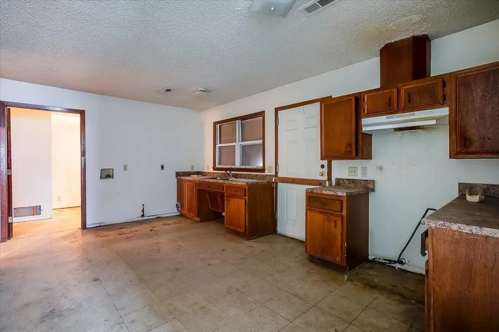828 N Poplar Wichita KS 67214