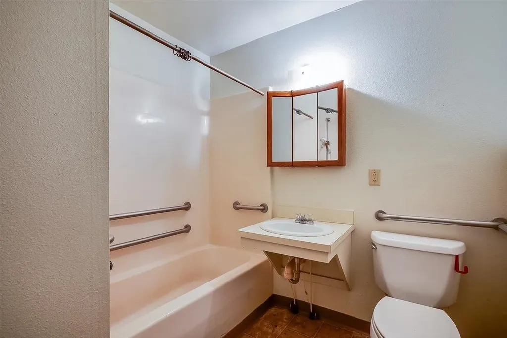 828 N Poplar Wichita KS 67214