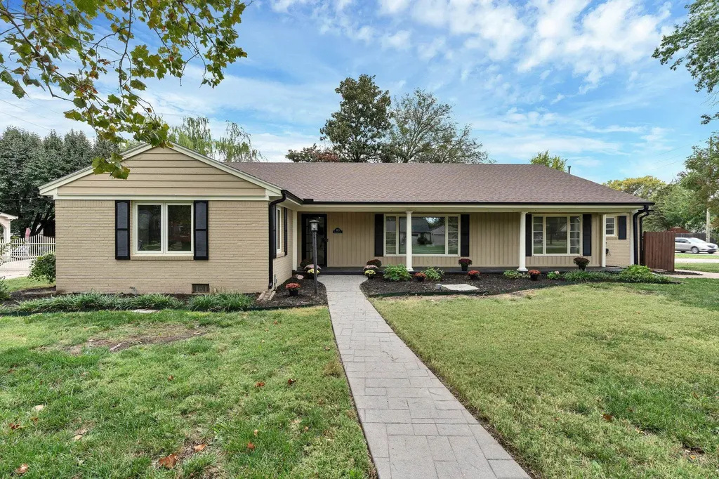 28 S Colonial Court Eastborough KS 67207
