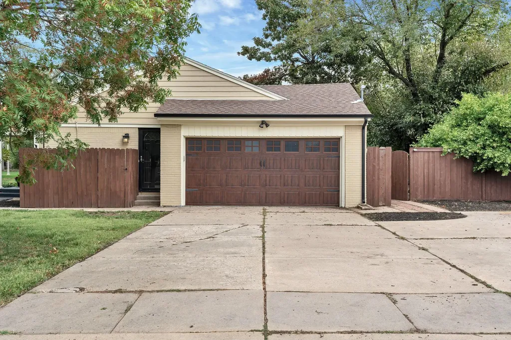 28 S Colonial Court Eastborough KS 67207
