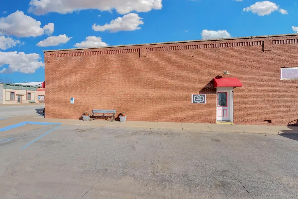 242 S Main Street Norwich KS 67118