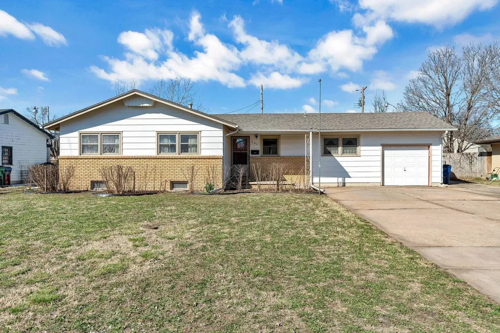 541 N Birch Valley Center KS 67147