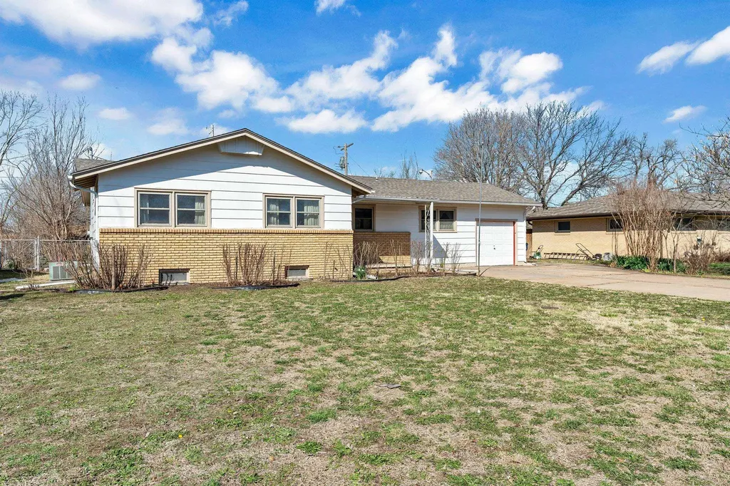 541 N Birch Valley Center KS 67147