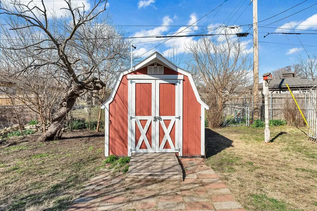 541 N Birch Valley Center KS 67147