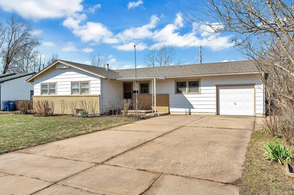 541 N Birch Valley Center KS 67147