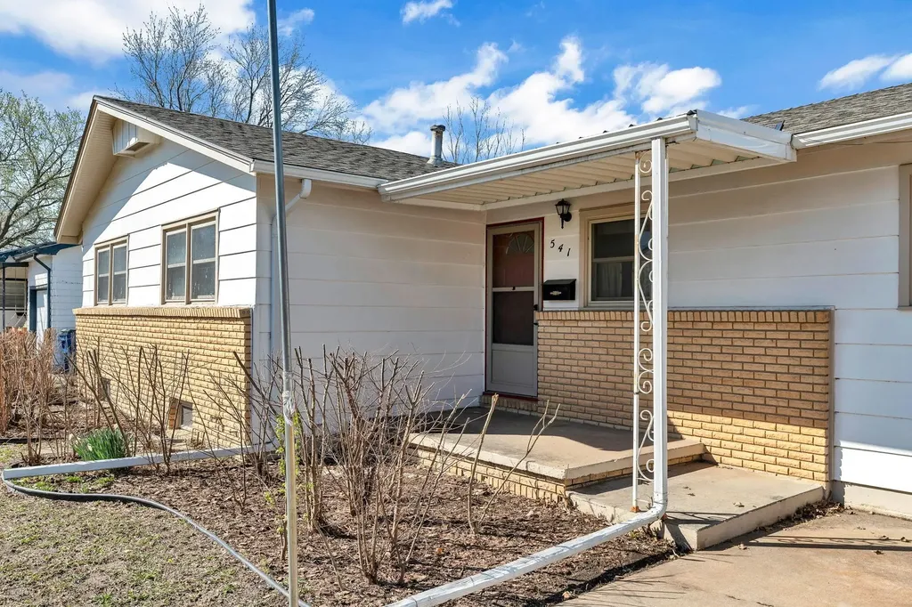 541 N Birch Valley Center KS 67147