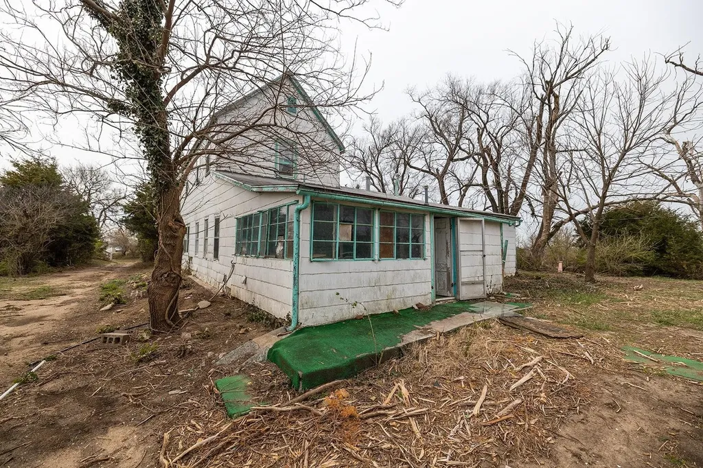 2216 E Ford Valley Center KS 67147