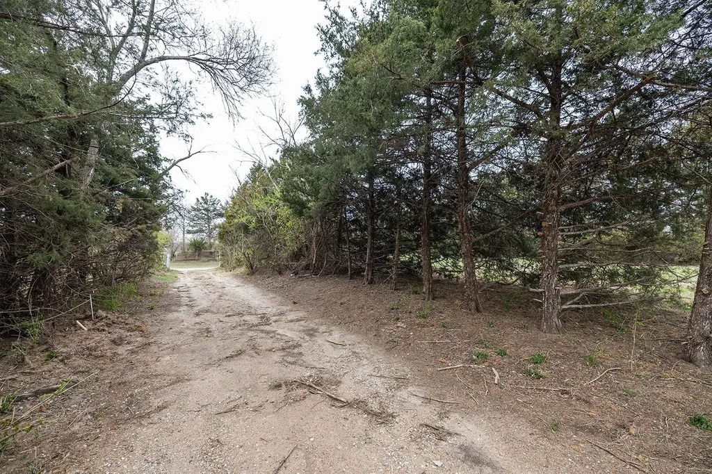 2216 E Ford Valley Center KS 67147