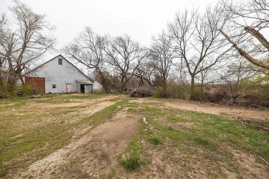 2216 E Ford Valley Center KS 67147