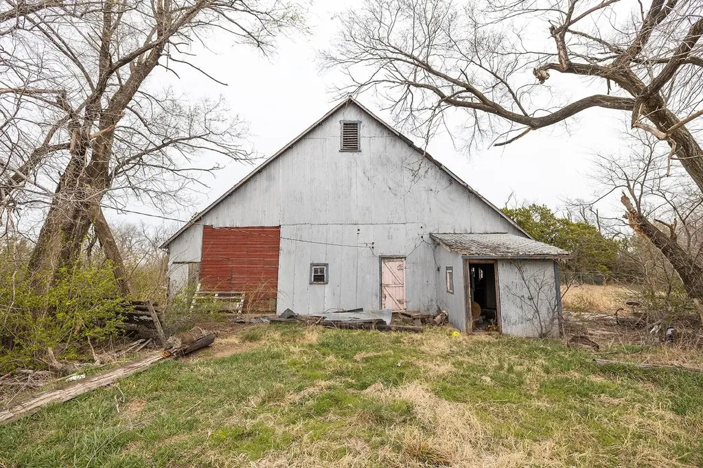2216 E Ford Valley Center KS 67147