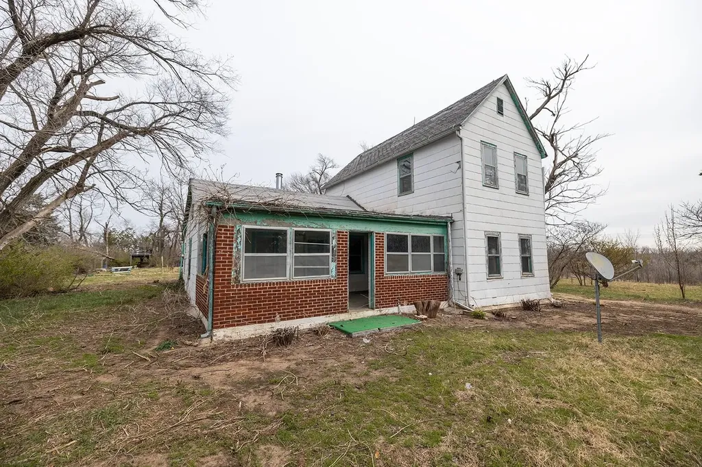 2216 E Ford Valley Center KS 67147