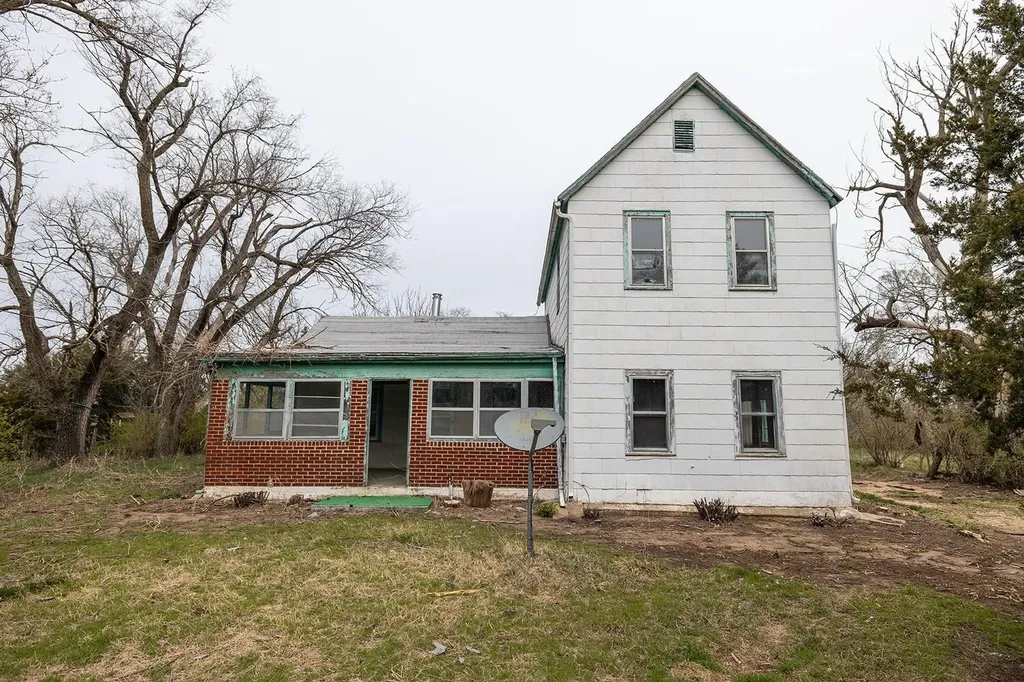 2216 E Ford Valley Center KS 67147