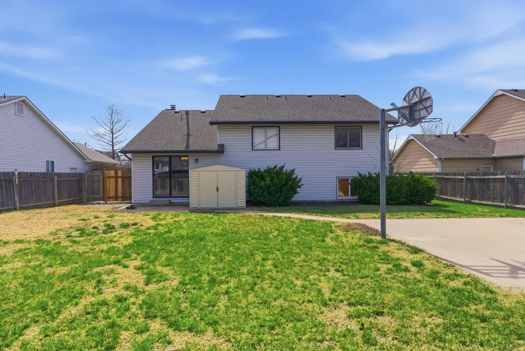 4340 N Eagle Lake Court Bel Aire KS 67220