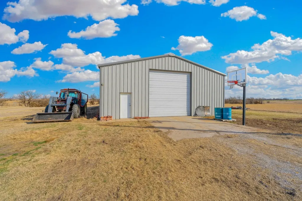 757 S Meridian Road Wellington KS 67152