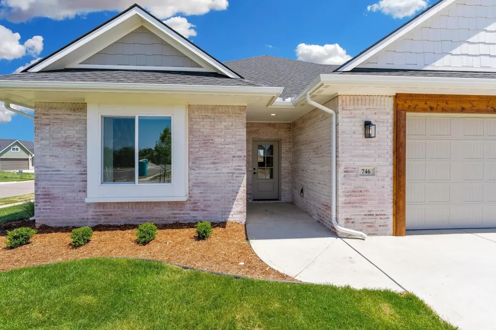746 N Rainbow Lake Court Wichita KS 67235