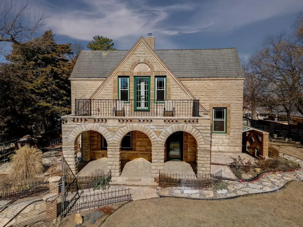 1702 Simpson Avenue Winfield KS 67156
