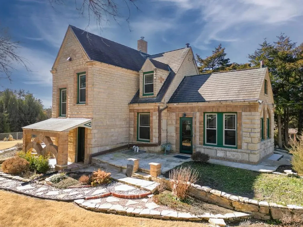 1702 Simpson Avenue Winfield KS 67156