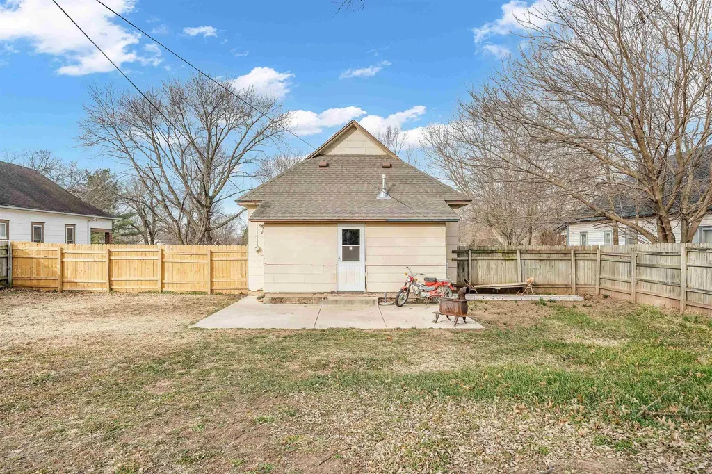 222 N Tracy Street Clearwater KS 67026