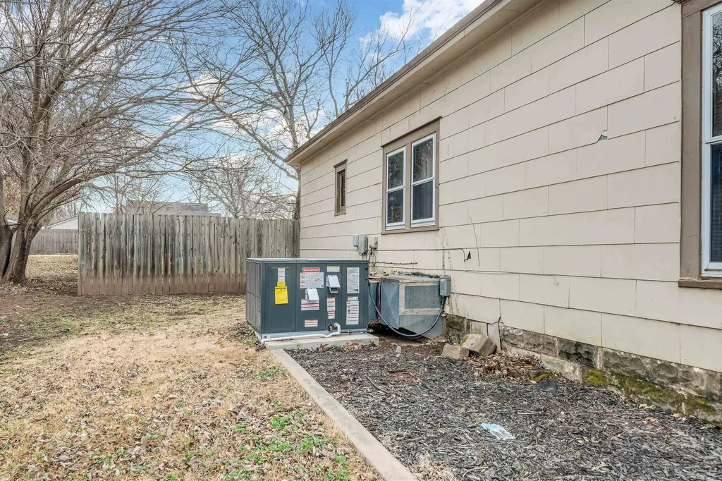 222 N Tracy Street Clearwater KS 67026
