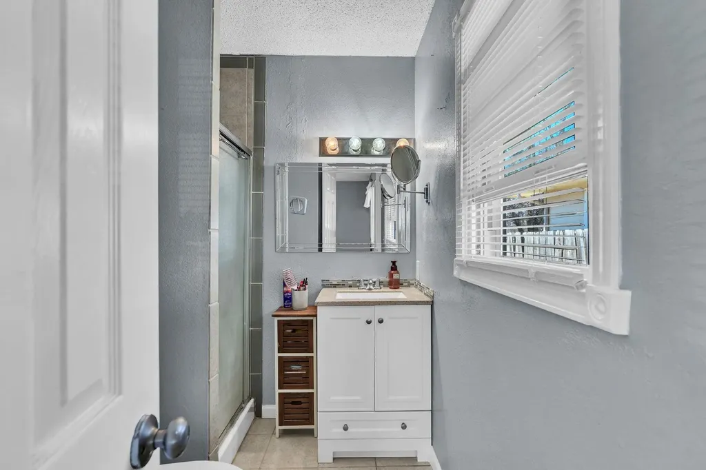 1839 E Evanston Park City KS 67219